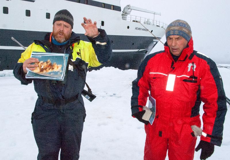 Jørgen Berge (t.v.) og Paul Wassmann forsker på den marginale issonen. Her fra årets Outreach-tokt på Svalbard. Alle foto: Karine Nigar Aarskog